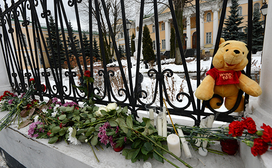 Цветы и свечи у ограды посольства Армении в Москве, принесенные жителями города в связи с трагедией в Гюмри