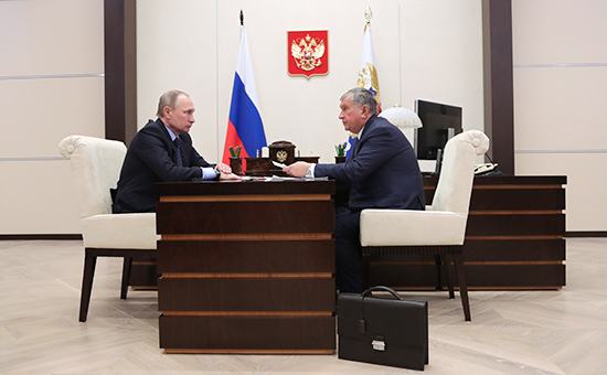 Президент России Владимир Путин (слева) и&nbsp;глава &laquo;Роснефти&raquo; Игорь Сечин


