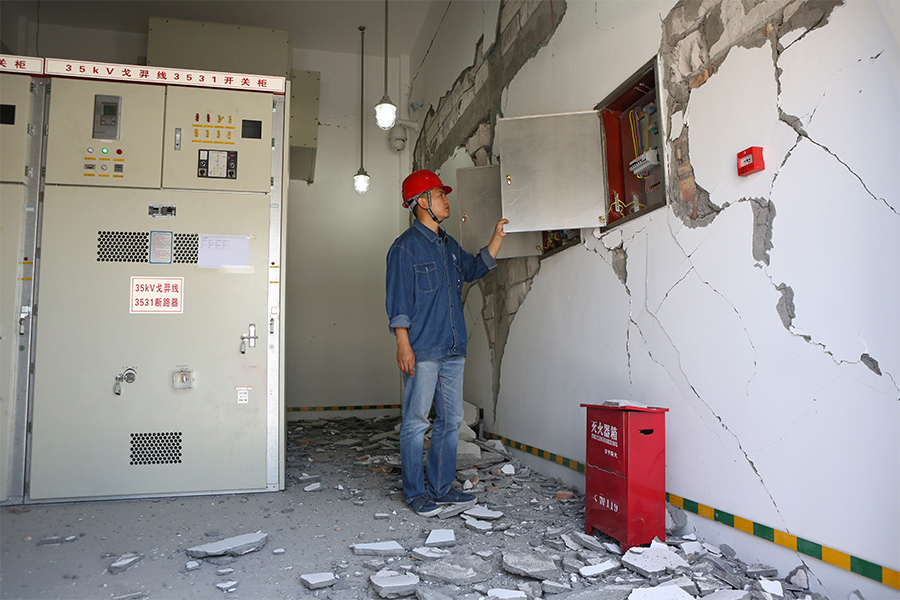 С момента начала землетрясения зафиксировано более 770 слабых толчков. Электропитание в регион поступает без перебоев.
