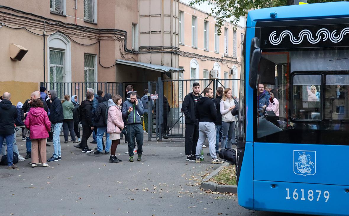 Власти заявили о 200 тыс. звонков на горячую линию о мобилизации — РБК