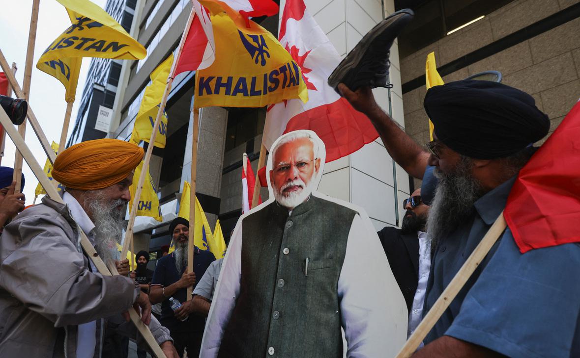 Сторонники убитого Сингха Ниджара на акции протеста возле консульства Индии в Торонто