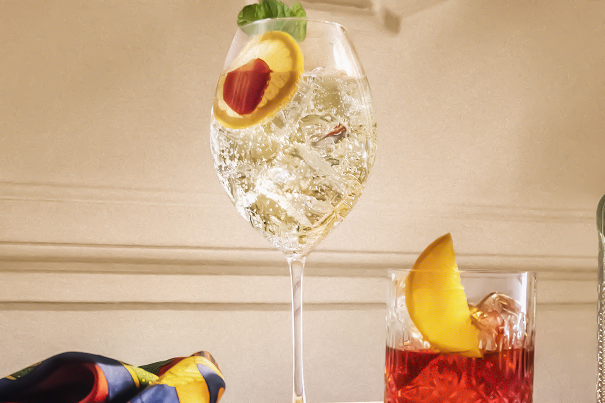 Компания Bacardi, владеющая брендом Martini, представила новый дизайн бутылок и маркетинговую кампанию для своего итальянского вермута, ориентированную на новое поколение потребителей