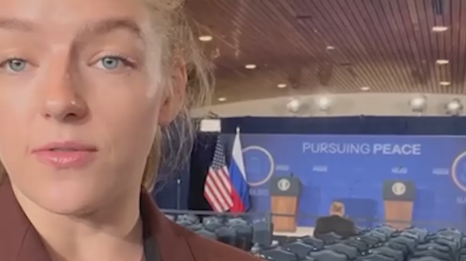 Как готовят зал для пресс-конференции Путина и Трампа. Видео