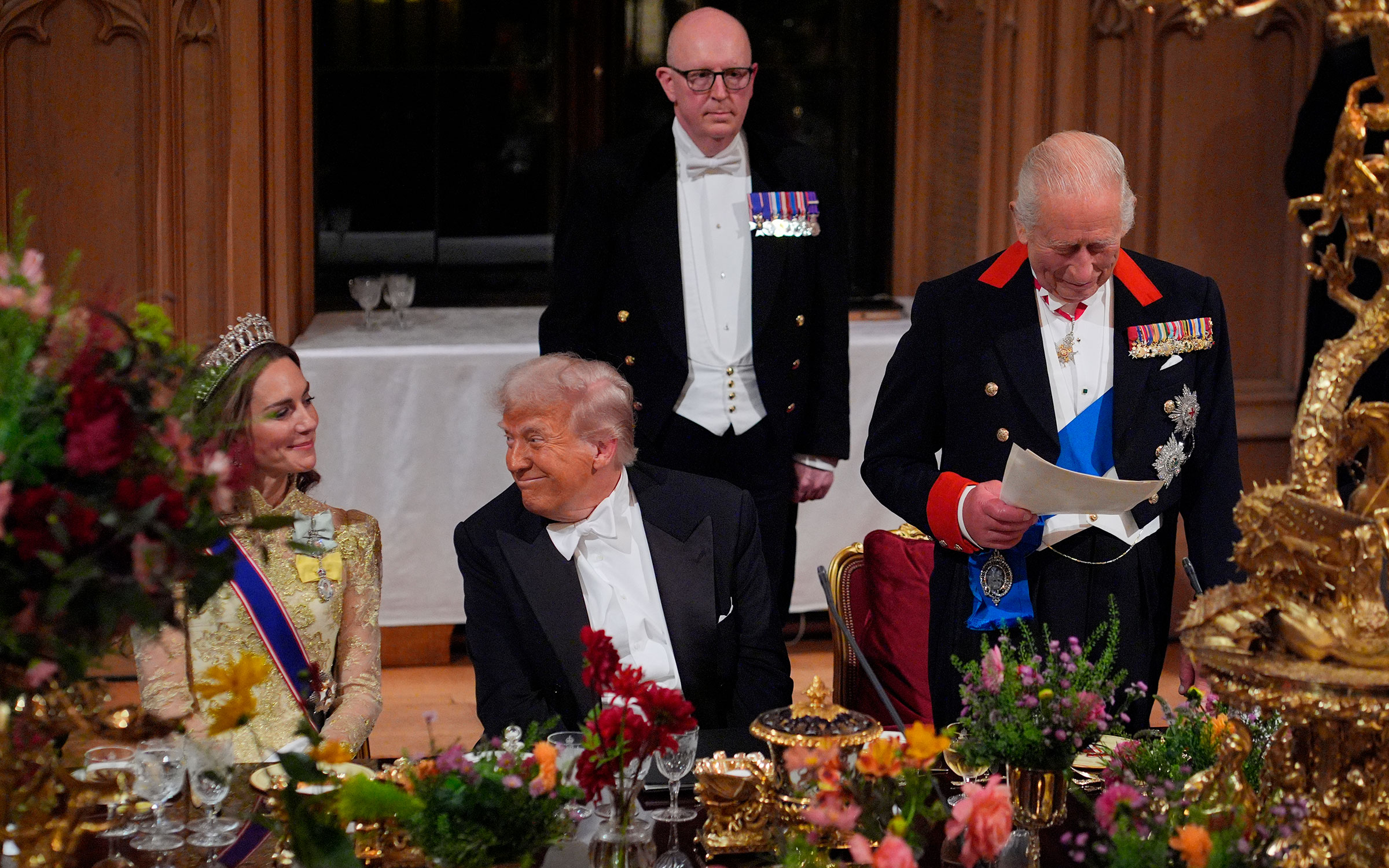 За столом президент сидел рядом с принцессой Уэльской и королем. Мелания Трамп сидела напротив с королевой Камиллой. Также присутствовали американские политики, в том числе Марко Рубио, Скотт Бессент и другие.