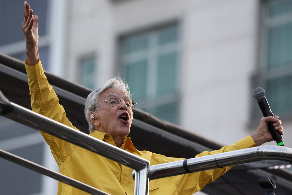 Митинг в Рио-де-Жанейро прошел с участием известных бразильских артистов, которые исполняли песни &laquo;с политическим подтекстом&raquo; и призывали к сохранению демократии. На снимке&nbsp;&mdash; звезда бразильского рока Каэтано Велозо.