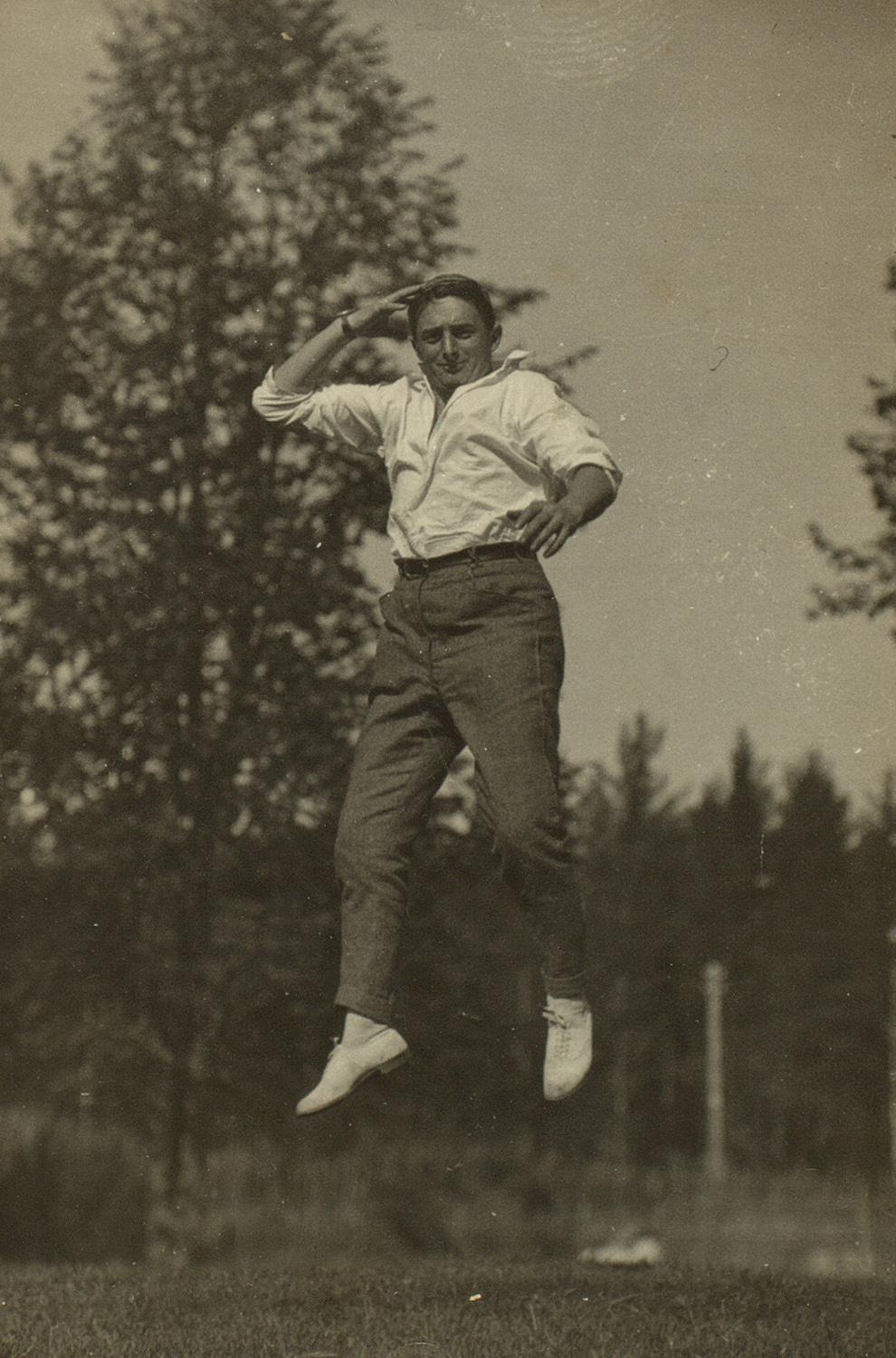 Дзига Вертов. Имитация прыжка из грота, около 1935. РГАЛИ