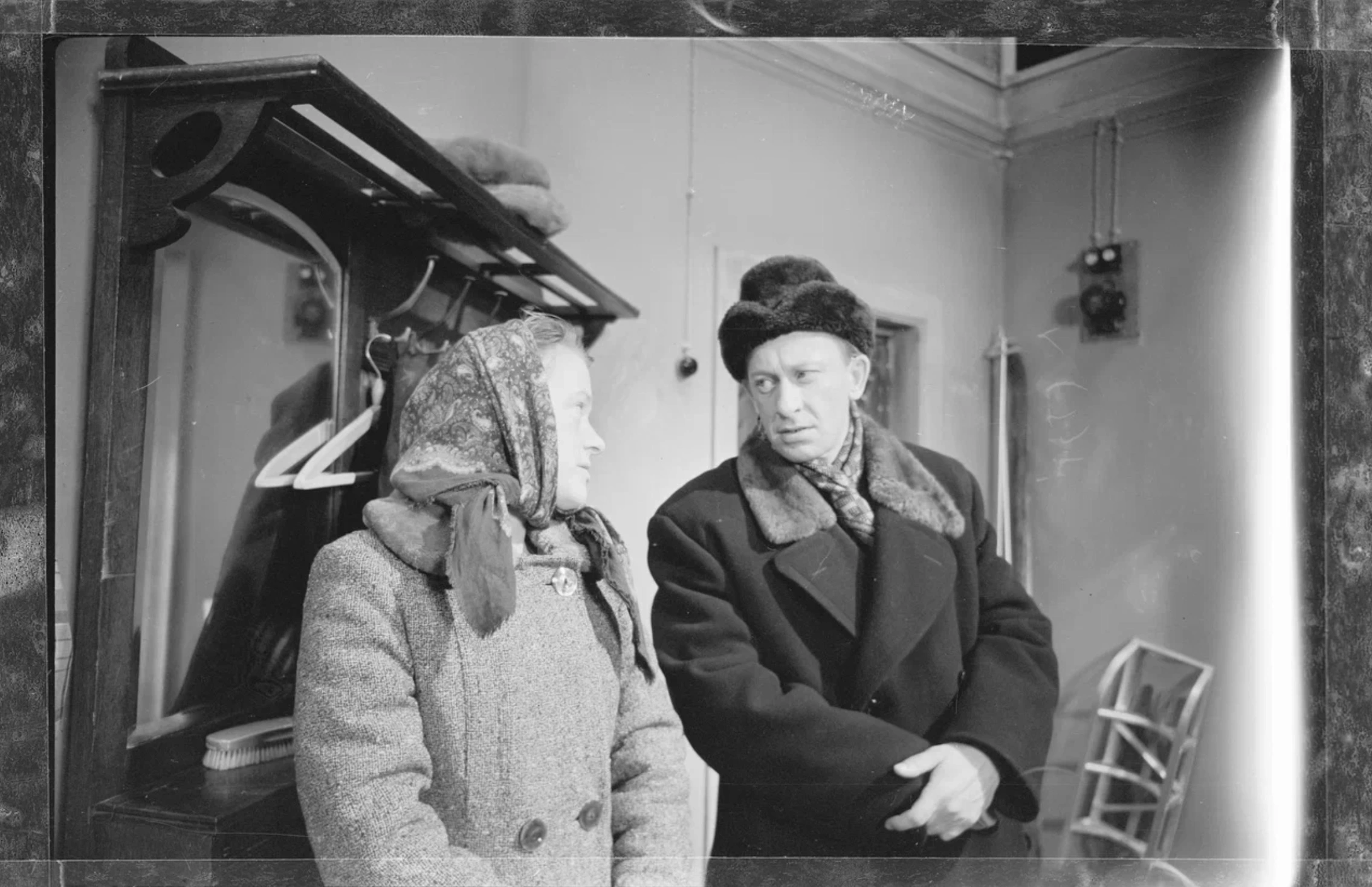 В новогодней комедии Эльдара Рязанова «Зигзаг удачи» (1968) Евстигнеев сыграл директора фотоателье Ивана Степановича Калачева — немолодого холостяка, мечтающего устроить личную жизнь. Пока коллектив ссорится из-за крупного лотерейного выигрыша фотографа Орешникова (Евгений Леонов), Калачев пытается завоевать расположение сотрудницы Алевтины (Валентина Талызина). Рязанов, с которым Евстигнеев уже работал в «Берегись автомобиля», использовал его способность делать комичными самые обыденные человеческие слабости. За робостью, тщеславием и неловкими ухаживаниями Калачева угадывается одиночество человека, который боится признаться, насколько сильно нуждается в любви, даже самому себе