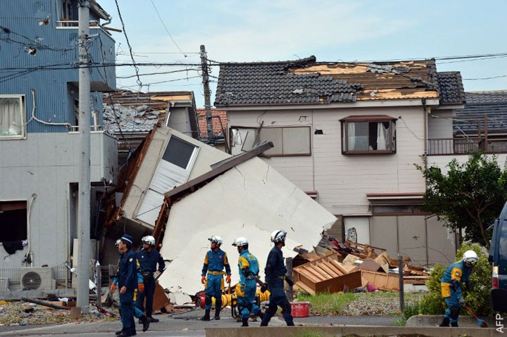 Ураган ударил по японскому городу неваляшек