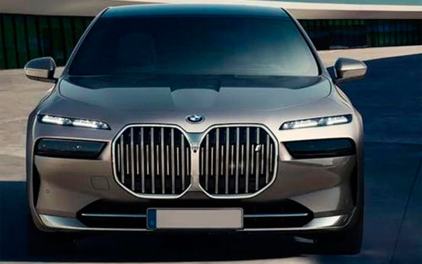 Появилось первое фото новой BMW 7-Series без камуфляжа