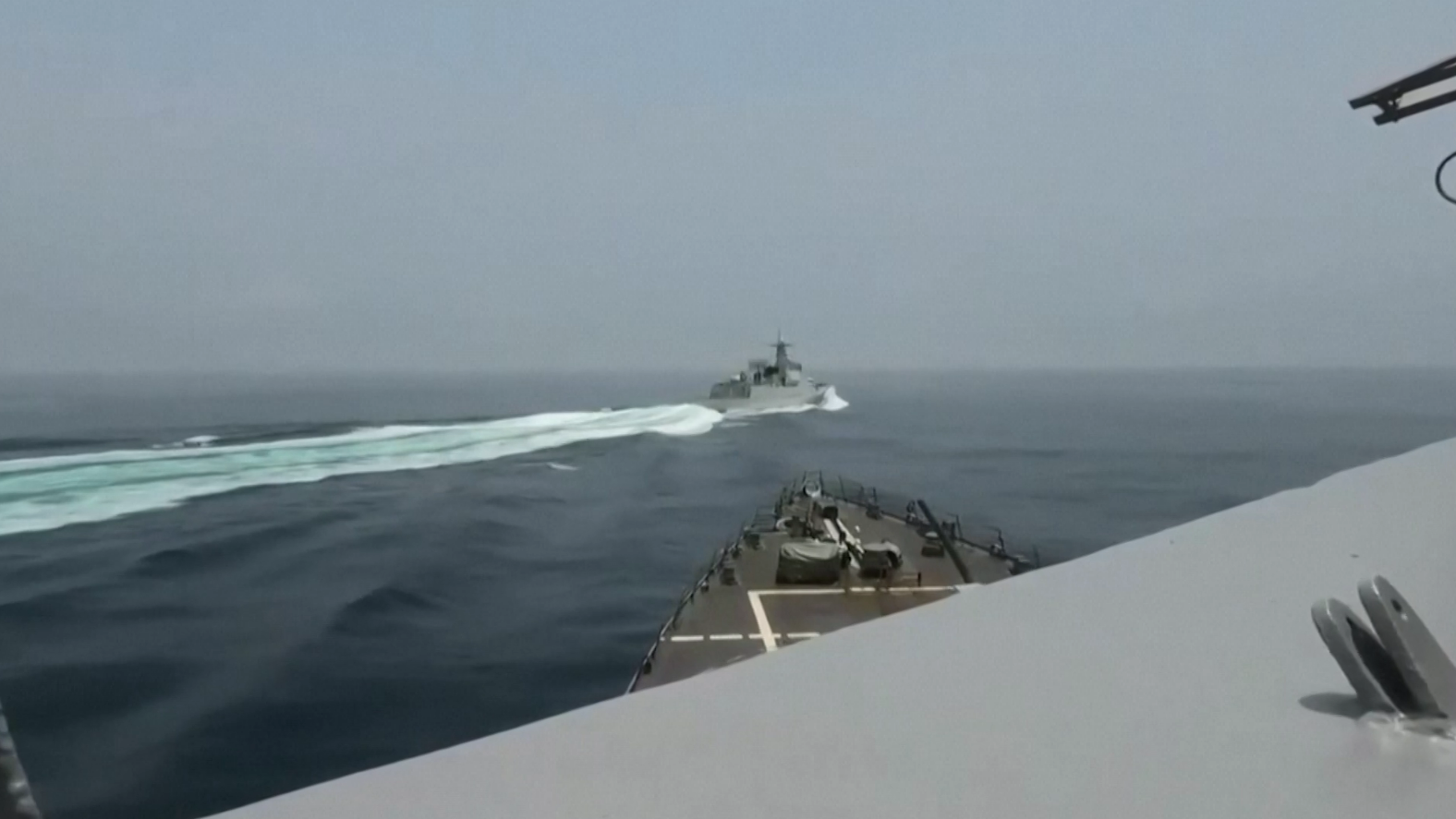 Пентагон показал видео с перекрывшим путь эсминцу США китайским кораблем
