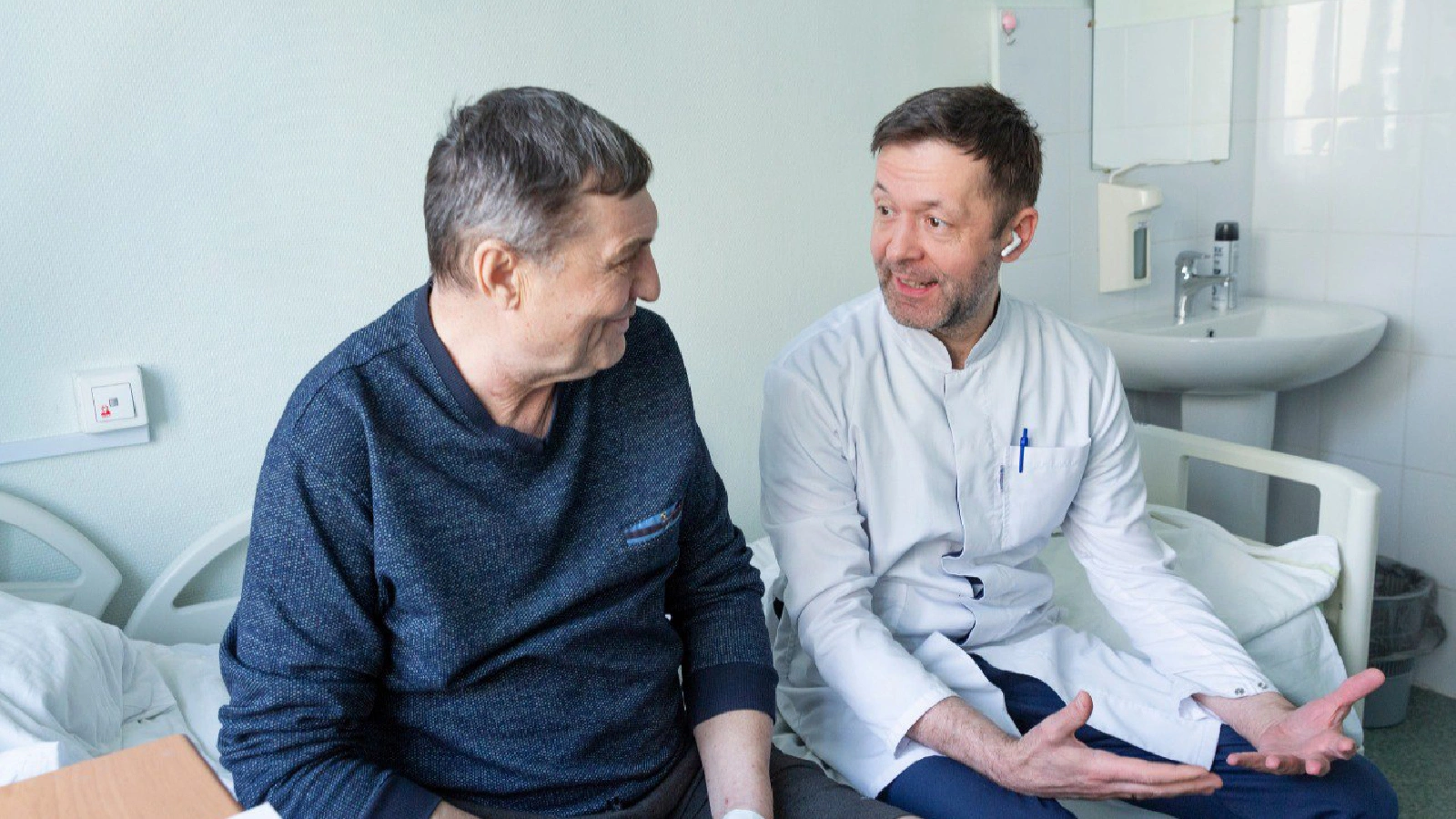 <p>Хирург Павел Игнатенко с пациентом перед выпиской</p>