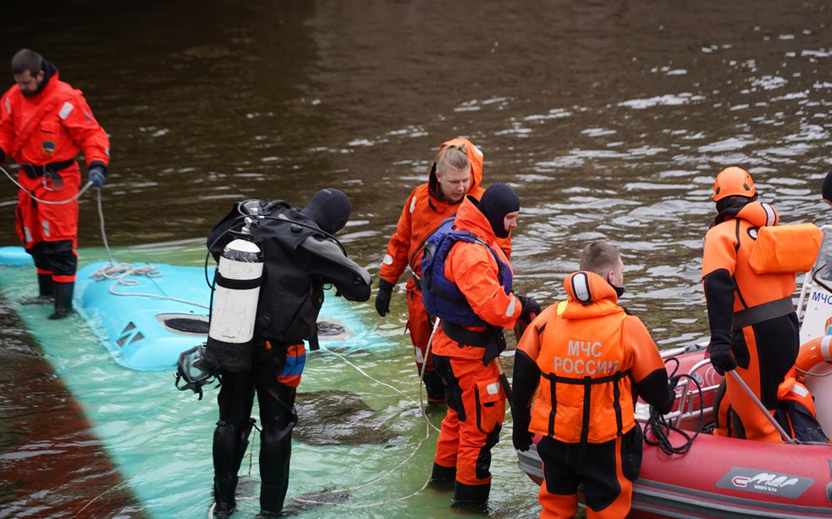 МЧС уточнило данные о погибших при падении автобуса в реку в Петербурге