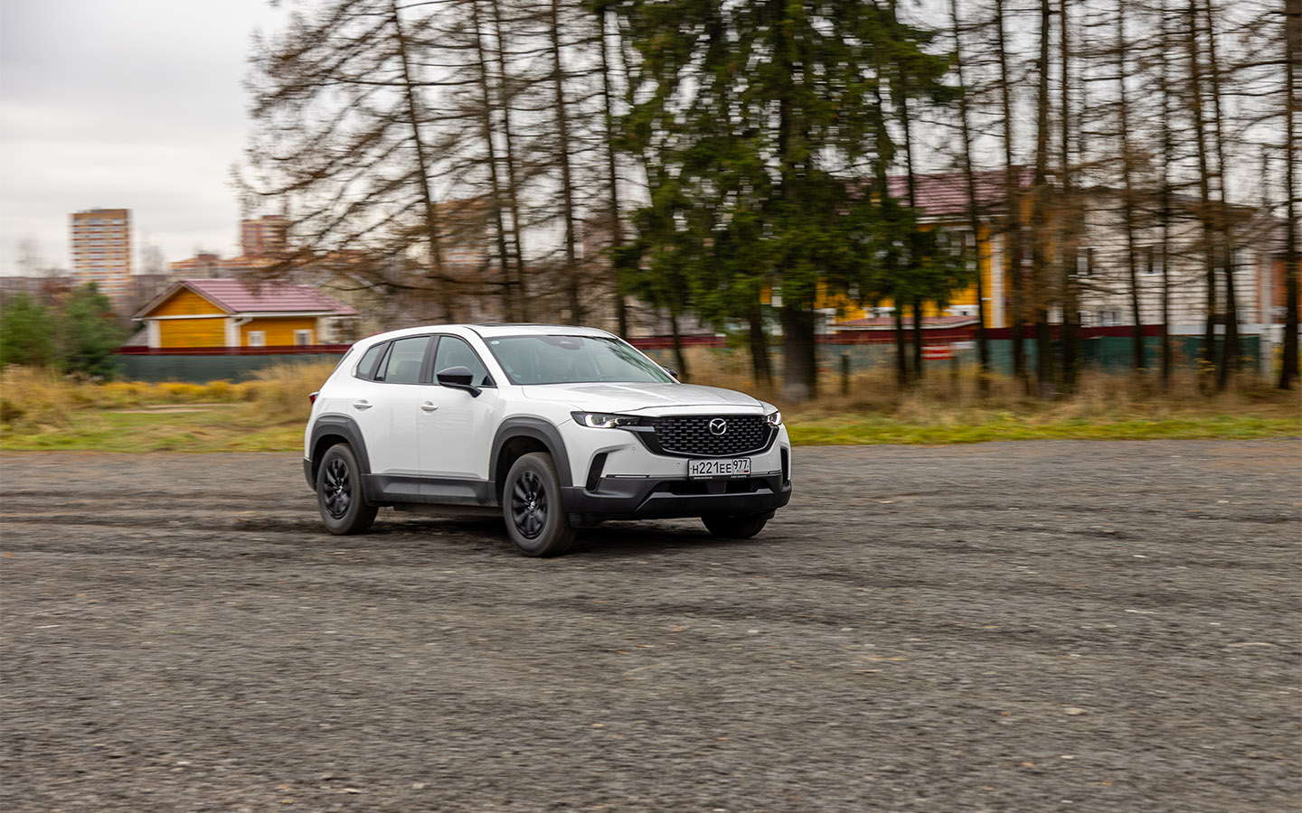 Немного огорчают во внешности&nbsp;Mazda CX-50 лишь скромные 17-дюймовые колесные диски. Но относительно высокий профиль шин &mdash; скорее плюс в российских условиях