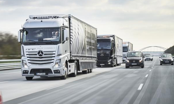 Mercedes-Benz научил беспилотные грузовики ездить колонной 