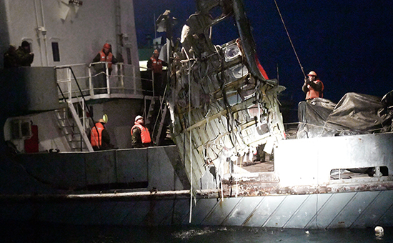 Сотрудники МЧС России во&nbsp;время поднятия со&nbsp;дна Черного моря обломков самолета Ту-154
