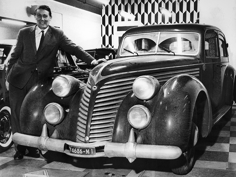 В 1996 году на&nbsp;аукционе был продан автомобиль Lancia Astura Бенито Муссолини за&nbsp;$293&nbsp;тыс. В 2005 году он был перепродан за&nbsp;$140 тыс.

Автомобиль был впервые представлен в&nbsp;1931 году на&nbsp;Парижском автосалоне. В 1938 году Муссолини ждал Адольфа Гитлера с&nbsp;визитом. К его приезду завод по&nbsp;производству автомобилей получил заказ на&nbsp;четыре (по другой версии&nbsp;&mdash;&nbsp;шесть) таких автомобиля
