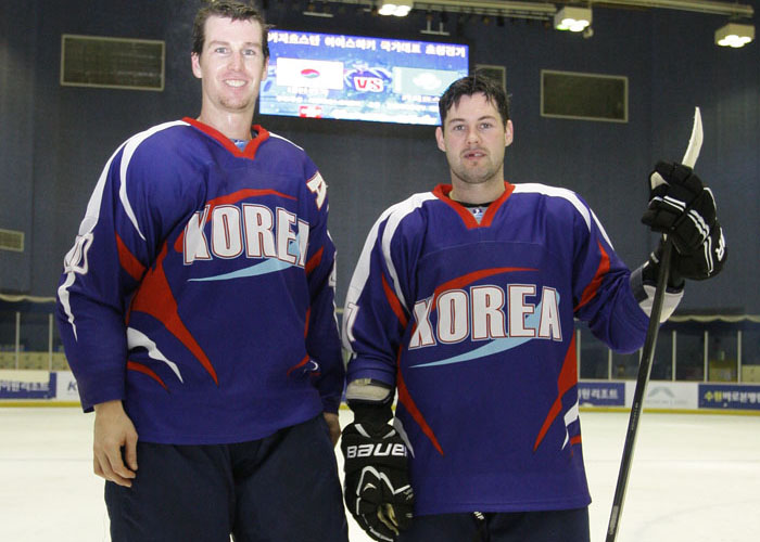 Хоккеисты сборной Южной Кореи Брайан Янг и Майкл Свифт (слево направо)
