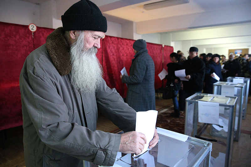 Житель Донецка голосует на выборах главы ДНР и депутатов Народного Совета республики.