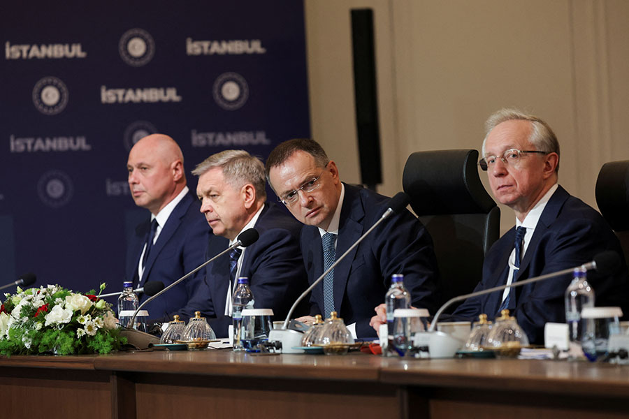 Члены российской делегации во главе с Владимиром Мединским принимают участие во встрече во дворце Чираган в Стамбуле, Турция, 23 июля 2025 года