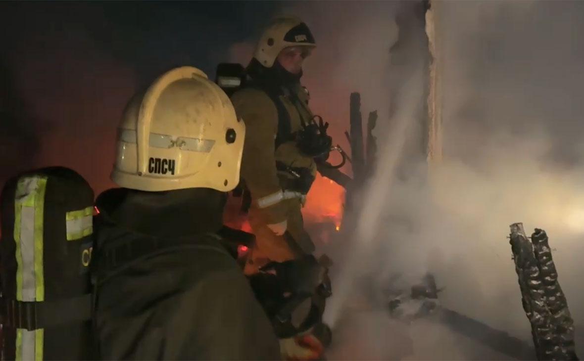 Спасатели МЧС России ликвидируют&nbsp;пожар в многоквартирном жилом доме на площади 1000 квадратных метров в Луганске, 16&nbsp;октября 2025 года