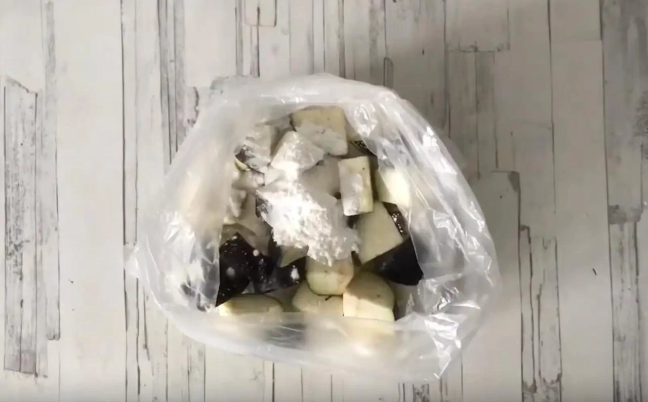 Баклажаны положите в пакет с крахмалом