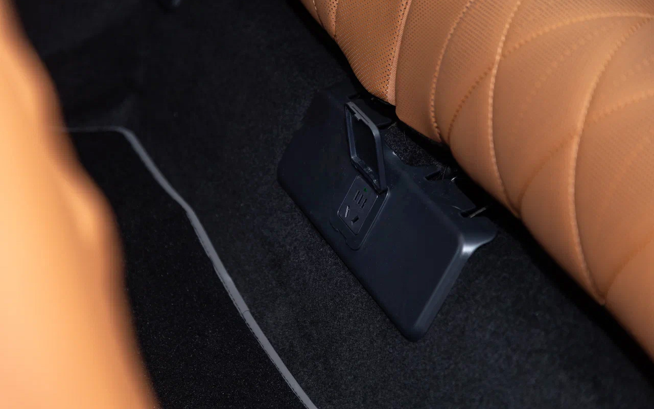 Розетка на 220 В в Voyah Taishan пока китайского стандарта. Пригодится переходник