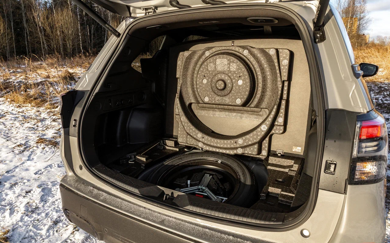 В подполье Subaru Forester удалось разместить полноразмерную запаску на &laquo;литье&raquo;