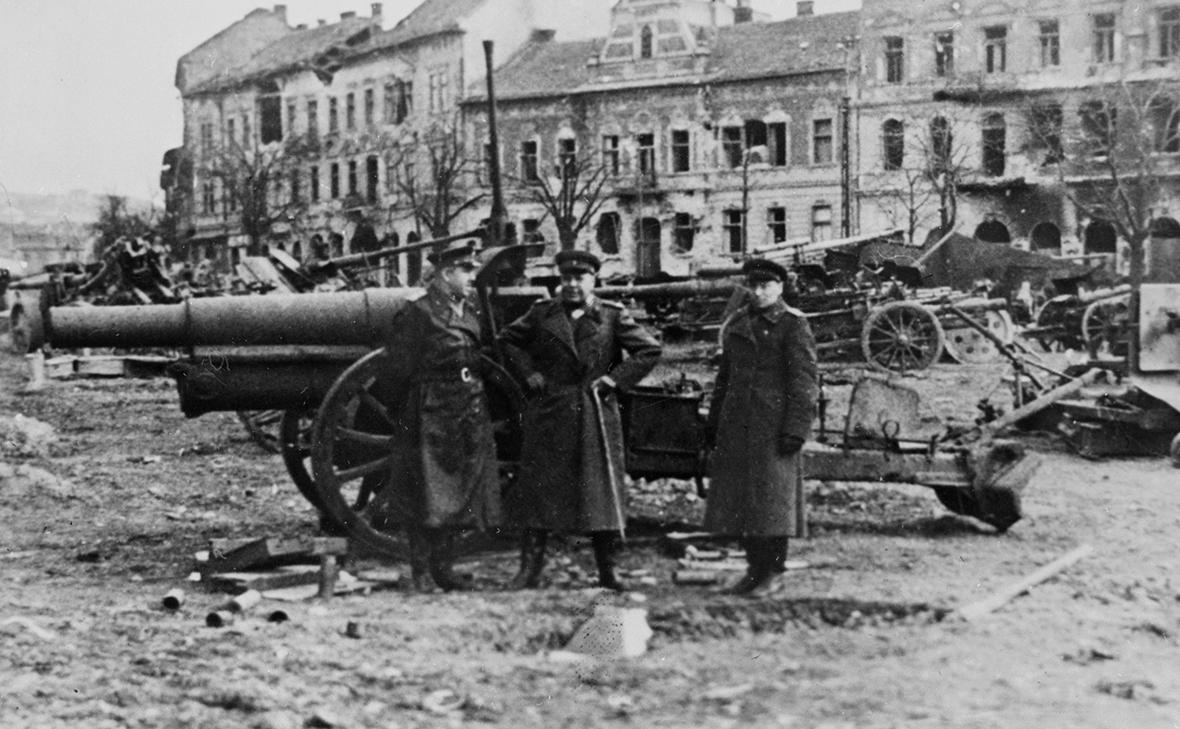Маршал Советского Союза Семен Константинович Тимошенко (в центре), маршал авиации Григорий Алексеевич Ворожейкин (справа) и командующий артиллерией 3-го Украинского фронта Митрофан Иванович Неделин (слева) на разрушенной улице Будапешта, 1945 год (Будапешт, Венгрия)