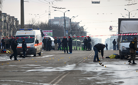 Сотрудники правоохранительных органов работают на месте теракта в Харькове