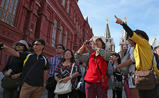 Туристы у здания Государственного исторического музея на Красной площади