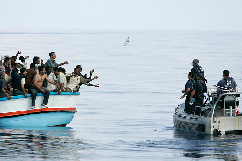 

Катер береговой охраны встречает переполненную мигрантами лодку у берегов Греции
&nbsp;
