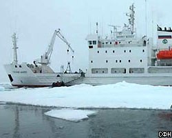 ЧП в Арктике: российский круизный лайнер столкнулся с айсбергом