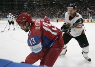 Российские хоккеисты обыграли хозяев ЧМ. ВИДЕО