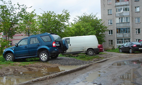 В Москве предложили снизить штраф за парковку на газоне