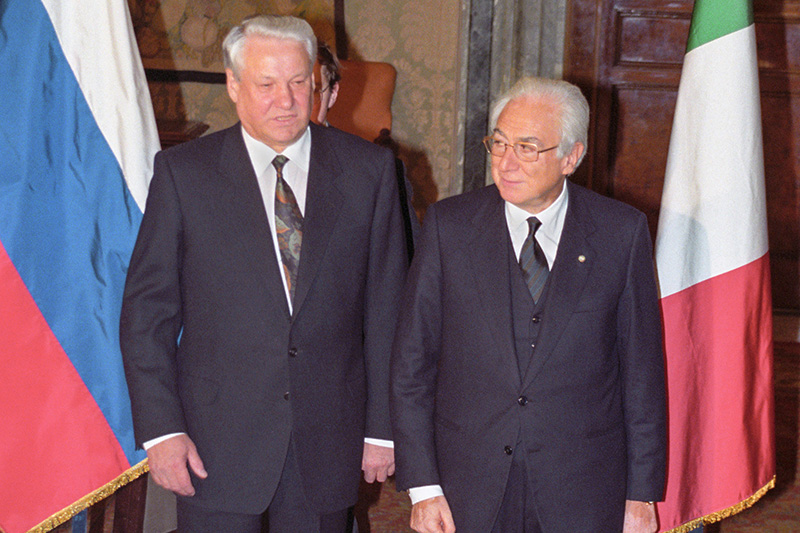 Президент РСФСР Борис Ельцин (слева) и Президент Италии Франческо Коссига перед началом переговоров в Риме.&nbsp;​19 декабря 1991 года


