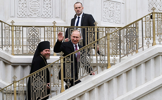 Владимир Путин на территории Сретенского монастыря


