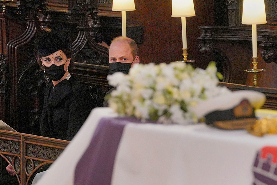 На похоронах присутствовали принц Уильям, внук принца Филиппа и королевы Елизаветы, а также его жена Кейт Миддлтон