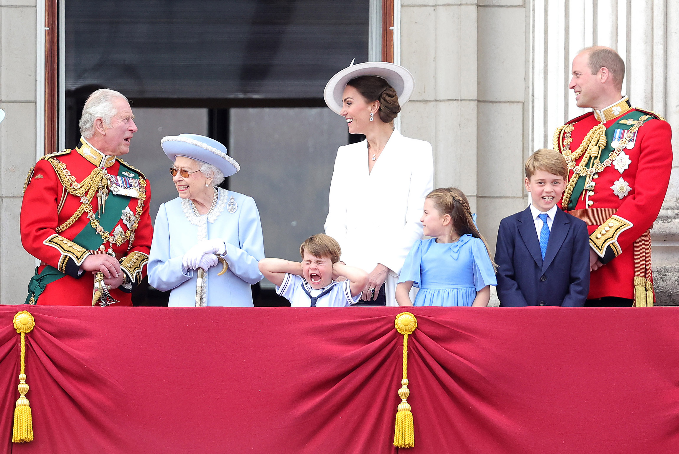 На фото (слева направо): принц Чарльз (ныне король Карл III), королева Елизавета II, принц Луи, Кейт Миддлтон, принцесса Шарлотта, принц Джордж и принц Уильям, Лондон, Великобритания, 2 июня.

6 февраля Елизавета II стала первым британским монархом, отметившим платиновый юбилей правления&nbsp;&mdash; 70-летие на троне. В Великобритании на весь год были запланированы праздничные мероприятия, а со 2 по 5 июня в стране объявили выходные в честь годовщины. Также в начале июня британцы празднуют официальный день рождения королевы. В этом году праздничные мероприятия начались с традиционного парада в честь Елизаветы II, который прошел 2 июня.

Спустя три месяца, 8 сентября, она скончалась на 97-м году жизни. Новым королем Великобритании стал ее старший сын Чарльз