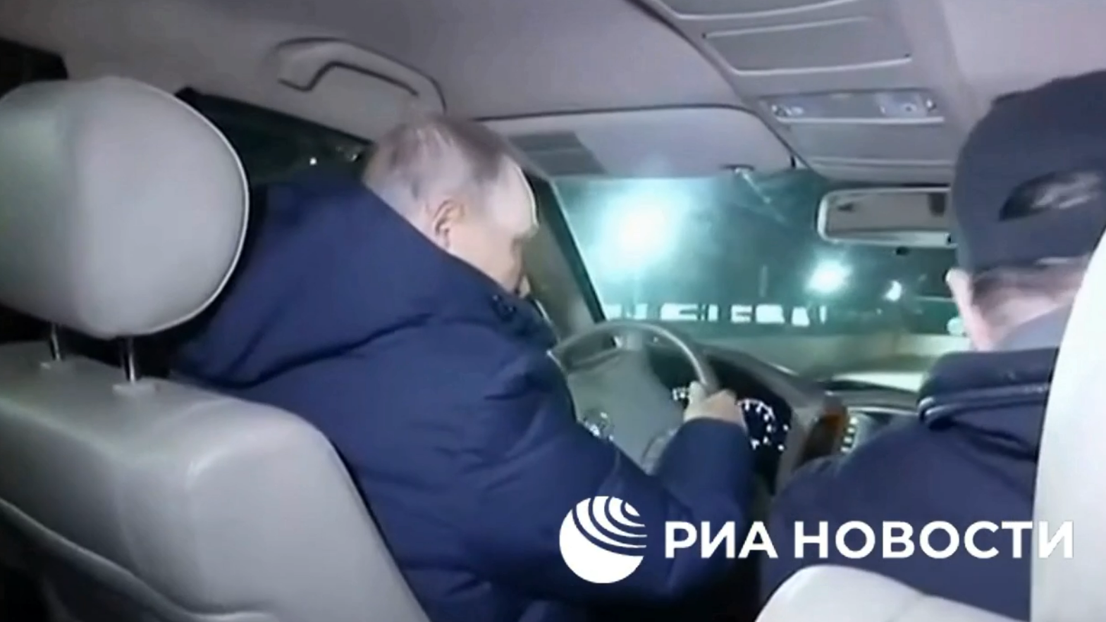 Появилось видео поездки Путина по Мариуполю