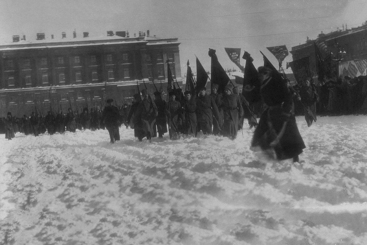 <p>Первый военный парад на Дворцовой площади во время празднования годовщины создания Рабоче-крестьянской Красной армии.&nbsp;Петроград. 23 февраля 1919 года</p>