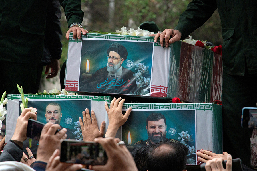 На нее пришли тысячи людей, которые хотели попрощаться с президентом Ирана Эбрахимом Раиси