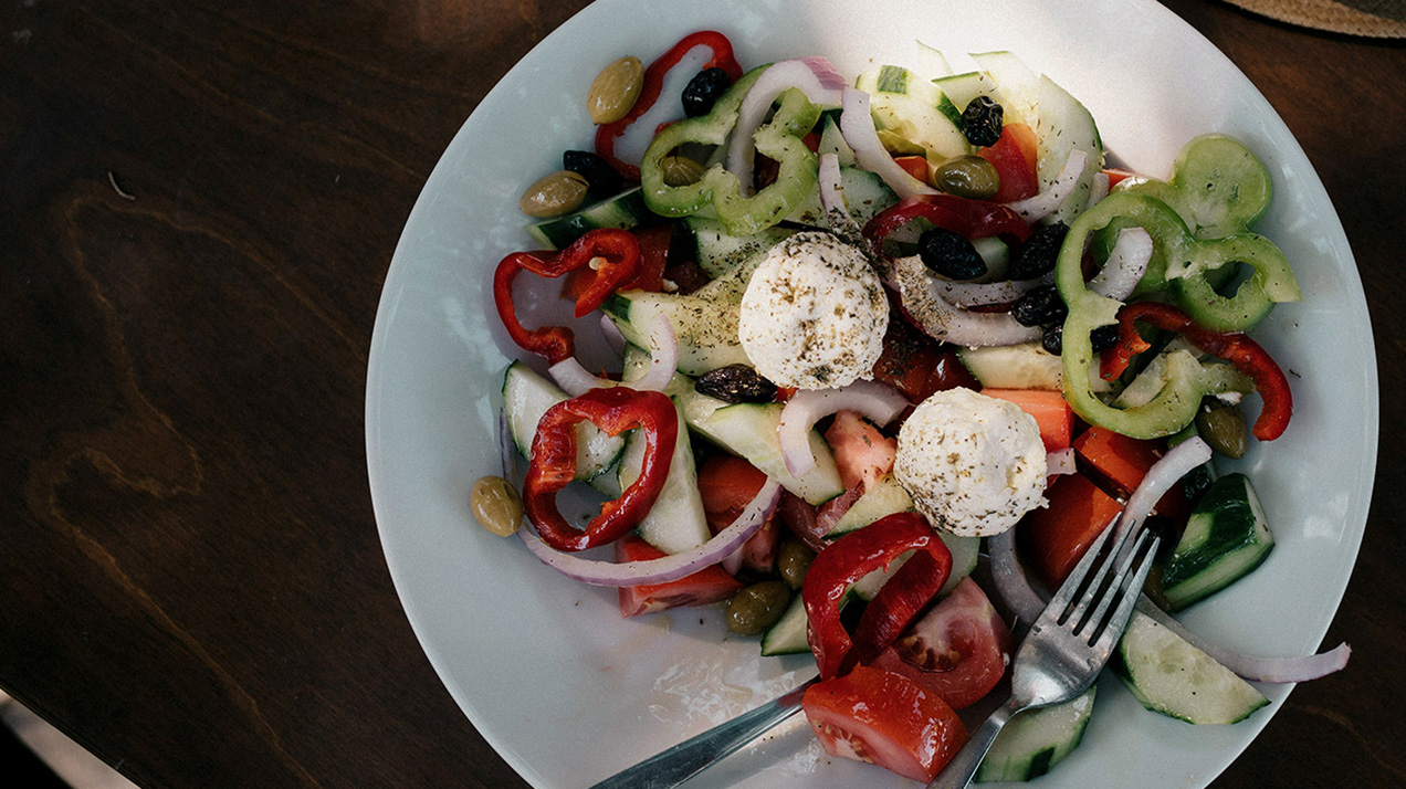 Как сделать по-настоящему вкусный греческий салат — рассказывают шефы