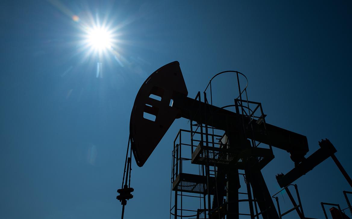 Великобритания понизила потолок цен на российскую нефть