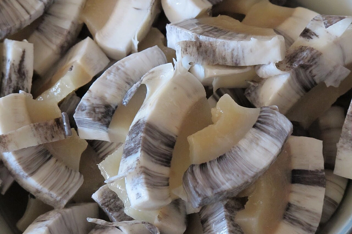 «Мактак» — куски кожи с подкожным жиром китов — богат витамином С и может быть сырым, замороженным, вареным или маринованным