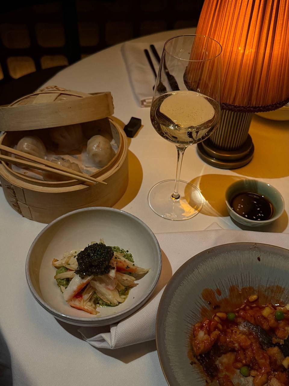 Авокадо, краб, черная икра&nbsp;