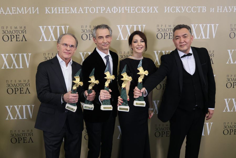 Актер Алексей Гуськов, продюсер Антон Златопольский, Екатерина Климова и режиссер Нурбек Эген с наградами за сериал &laquo;Атом&raquo;. Последний снял проект, Гуськов и Златопольский выступили продюсерами. Также Гуськов исполнил в нем главную мужскую роль и удостоился награды в номинации &laquo;Лучшая мужская роль на телевидении&raquo;. &laquo;Атом&raquo;&nbsp;же был признан лучшим телевизионным сериалом.