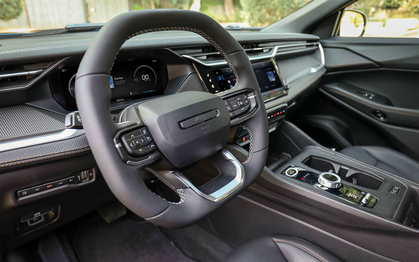 
            Комфорт вместо проходимости. Каким получился новый Jeep Cherokee
        