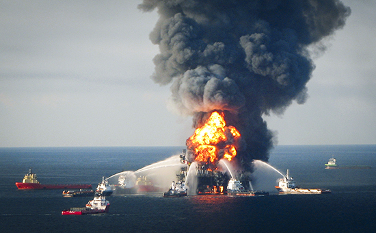 Пожар на нефтяной платформе Deepwater Horizon в Мексиканском заливе