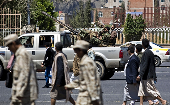 Повстанцы-хуситы патрулируют улицы города.  Сана, Йемен
