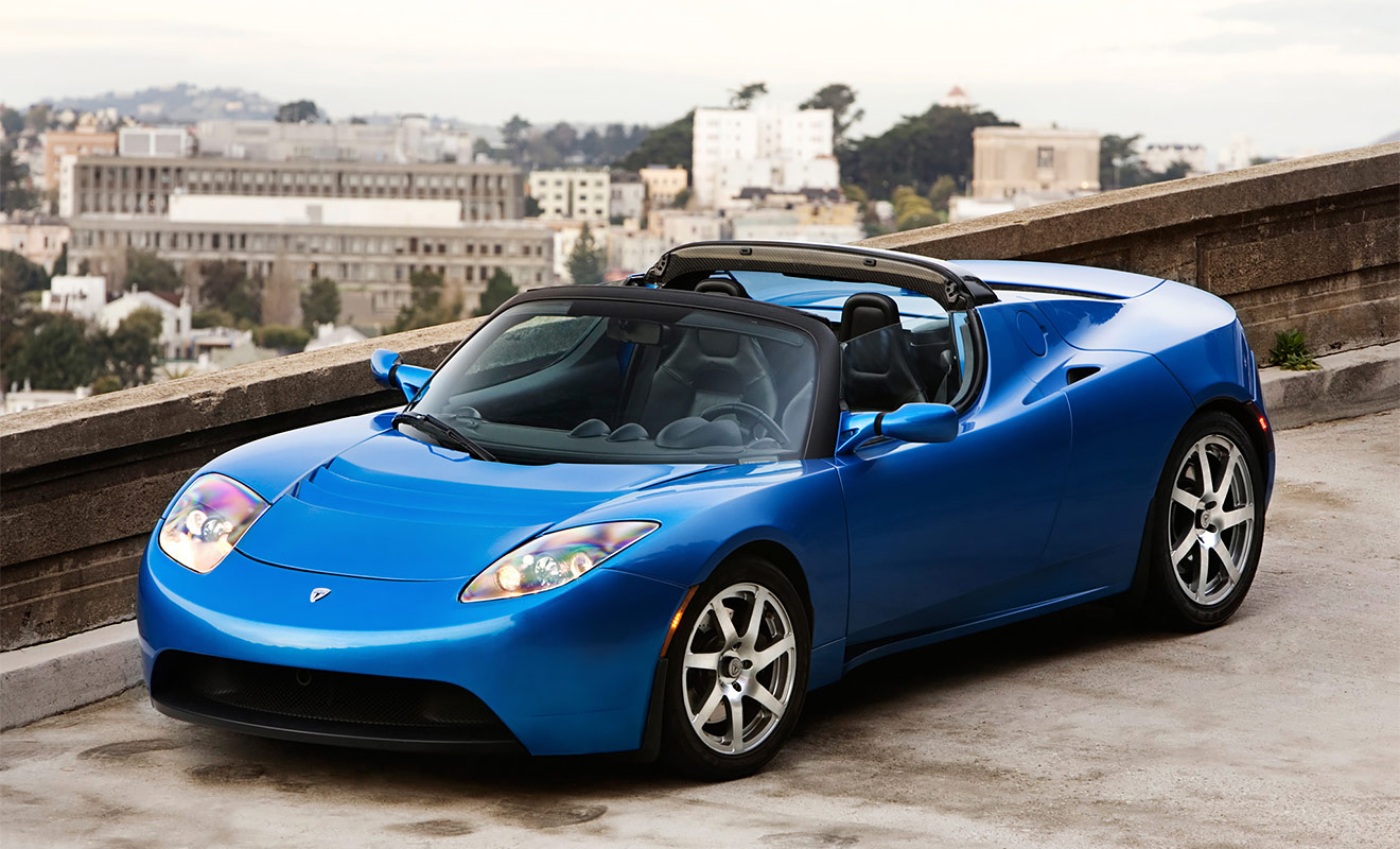 Tesla для своего первого автомобильного стартапа также выбрала Lotus Elise прежде всего за легкий вес. Исходник был доработан: новый кузов выполнили из углепластика, а пороги занизили ради удобства посадки. Из общих с Elise деталей у родстера остались руль, ветровое стекло и приборная панель.